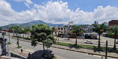 Apartamento en venta sobre la Av. 30 de Agosto. Cuenta con un área de 115m2, 3 habitaciones más habitación de servicio, 3 baños, parqueadero cubierto, cocina semi-integral, sala y comedor independientes, gas domiciliario, zona de ropas, balcón. El edificio cuenta con vigilancia y videoportero, shut basuras y antejardín. Cerca a zonas comerciales, transporte público, iglesias y centros de salud.