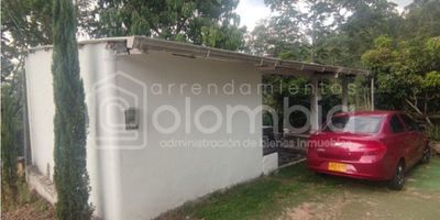 Situada en la Parcelación La Suiza, cerca a la variante de Caldas, se encuentra está hermosas y comoda parcelación.

En su areá construida podemos encontrar una casa con dos niveles, en el primer nivel poderemos encontrar dos apartamentos, el primero con sala, comedor, cocina integral con meson de marmol, 2 habitaciones, 1 baño, zona de ropas y terraza cubierta. En el segundo apartamento encontraras sala - comerdor, 2 habitaciones, cocina semi-integral, 2 baños y una pequeña terraza.

El segundo nvel cuenta con  sala, 3 habitaciones, la principal con vestier y baño cabinado habitación de servicio con baño, 1 baño social,  cocina integral, balcóny zona de ropas.

Dentro de su amplio terrenos encontramos arboles frutales y nativos, con la oportunidad de sembrar los que sean de su agrado.

La parcelación cuenta con portería y vigilancia las 24 horas. 
 

 

Para más información, ¡Comunícate Ahora!

 

 
