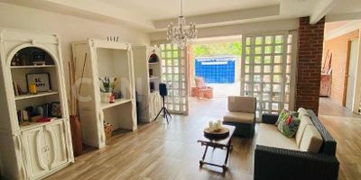 Vendo Casa Finca "Pedacito de Cielo" en Palmira, corregimiento de Matapalo, cerca al aeropuerto y corregimiento de rozo, casa de dos pisos con un área construida de 550m y área de lote de 1400m, segundo piso es un apto estudio, la casa  consta de 8 Habitaciones, 8 baños, Sala comedor con muy buenas zonas de confort, excelente cocina integral amplia tipo americano, Jacuzzi, zonas verdes, lugares muy acogedores y confortables, diferentes ambientes cálidos y bien iluminados, espectaculares vistas, Especial para alquiler y recreación en familia, reuniones empresariales etc, separa tu cita ya!!