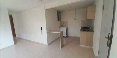 Este encantador apartamento ubicado en la ciudad de Manizales, en el departamento de Caldas, es una excelente oportunidad de inversión en el sector inmobiliario. Con un área de terreno, construida y privada de 54.0 metros cuadrados, ofrece comodidad y versatilidad para adaptarse a diferentes tipos de familias.

Su distribución interior cuenta con 2 amplias alcobas que brindan un espacio privado y confortable para descansar, además de 1 baño completo, ideal para el uso diario. Entre sus características internas, se incluye el suministro de agua, un baño auxiliar, cocina integral y gas domiciliario, lo cual garantiza una vida cómoda y funcional.

En cuanto a sus características externas, el apartamento ofrece acceso para personas con discapacidad, lo que lo hace inclusivo y accesible para todos. Además, se encuentra ubicado en un área pavimentada, lo que garantiza un fácil acceso y comodidad al momento de llegar o salir del inmueble.

Para quienes disfrutan del aire libre, el edificio cuenta con un amplio y agradable espacio social, donde podrán compartir momentos en familia o con amigos. Además, cuenta con un sistema de circuito cerrado de televisión que garantiza la seguridad y tranquilidad de sus habitantes.

No pierdas la oportunidad de invertir en este acogedor apartamento en Manizales, una ciudad con amplia oferta educativa, cultural y turística, que garantiza una excelente calidad de vida. ¡Contáctanos y agenda hoy mismo una visita para conocerlo en persona!