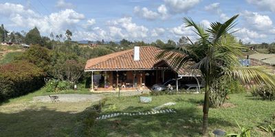 Casa finca ubicada en vereda Ovejas de San Vicente Ferrer
Area de lote: 4120 m2 (cerramiento en malla), a borde de vía secundaria
Área construida: 257 m2 (adobe a la vista), un solo nivel, parqueadero cubierto para 2 vehículos y descubierto para 4/5 aprox, pozo séptico, Internet fibra óptica, deck, árboles nativos y frutales.

Excelente ubicación, El acceso es por la vía a Guarne - Yolombal en un recorrido de 30 minutos aprox.