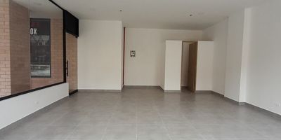 Local en excelente ubicación, sobre vía de alto flujo vehicular, en sector residencial y comercial, gran oportunidad para hacer visible su negocio.