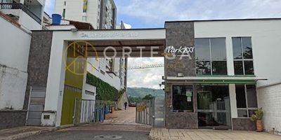 Hermoso pent-house, cuenta con 3 habitaciones con closet, 3 baños, sala comedor, cocina integral, zona de ropas, hall de tv, balcón con vista panorámica,  terraza, piso porcelanato, salón social, piscina, cancha múltiple, parqueadero doble, vigilancia las 24 horas del día.