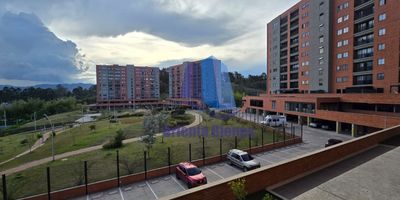 Arriendo apartamento ubicado en municipio de Rionegro Antioquia, sector barro blanco. El área construida es de 60m2 y consta de 2 habitaciones, 2 baños, sala comedor, cocina integral, patio de ropas y una amplia terraza que mide 40m2 y tiene una parte de grama sintética

La unidad cuenta con vigilancia las 24 horas, ascensor, parqueadero privado y para visitantes.

La propiedad se encuentra ubicada cerca a colegios, hospitales, Universidades, zonas comerciales y fácil acceso al transporte público