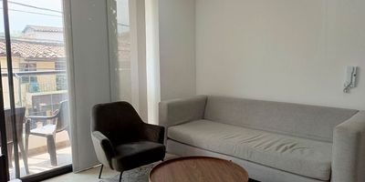 Apartamento exterior amoblada en arriendo cerca a vias principales, parques, restaurantes, supermercados, rutas de transporte publico y servicios complementarios. Piso en porcelanato, puerta de seguridad, sala comedor, estudio, 3 alcobas con baño en la principal, cocina integral abierta tipo americano, balcon y zona de ropas. Edificio sin ascensor, con citofonia y circuito cerrado de tv. *Inmuebles sujetos a verificación de disponibilidad.*