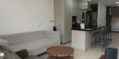 Apartamento exterior amoblado en arriendo cerca a vias principales, parques, restaurantes, supermercados, rutas de transporte publico y servicios complementarios. Piso en porcelanato, puerta de seguridad, sala comedor, estudio, 3 alcobas con baño en la principal, cocina integral abierta tipo americano, balcon y zona de ropas. Edificio sin ascensor, con citofonia y circuito cerrado de tv. *Inmuebles sujetos a verificación de disponibilidad.*