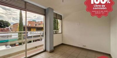 La oficina en arriendo está ubicada en Envigado, en una zona céntrica y comercial. Se encuentra arriba de una tienda D1 y cerca de Smart Fit, lo que la hace accesible y conveniente para quienes trabajan en la zona o desean establecer un negocio en un lugar con alto flujo de personas.