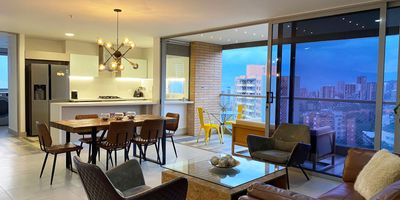 Apartamento amoblado en arriendo y venta en unidad cerrada cerca a centros comerciales, parques, rutas de transporte publico. Entorno muy tranquilo, de poco flujo vehicular y transito de solo residentes. Piso en porcelanato y madera, puerta de seguridad, sala comedor estar de tv, 3 alcobas con baño en cada una, cocina itnegral abierta tipo americano, alcoba y baño de servicio, balcon, y parqueaderos lineales cubiertos . Conjunto cerrado, ascensor, piscina, gym, salon social, sauna, parque infantil, cancha de squash, zonas verdes, vigilancia 24 horas y circuito cerrado de tv. *Inmuebles sujetos a verificación de disponibilidad.*