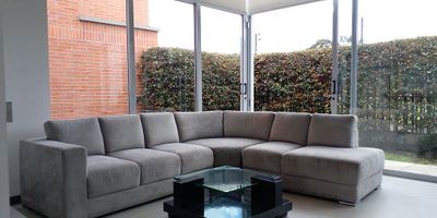 Casa en arriendo en unidad cerrada en sector campestre, tranquilo y de poco flujo vehicular. Piso en porcelanato y madera laminada, dos niveles, chimenea, sala comedor, estudio, estar de tv, biblioteca, 3 alcobas con baño en cada una, cocina integral abierta tipo americano, terraza, jardin y parqueaderos paralelos cubiertos. Conjunto cerrado con parques infantiles, zonas verdes, vigilancia 24 hrs, citofonia y circuito cerrado de tv. *Inmuebles sujetos a verificación de disponibilidad.*