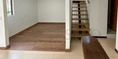 Apartamento ubicado en Robledo pajarito  ofrece 123mts2,sala , comedor, 3 alcobas+1 closet, cocina semi integral , red de gas , balcon, terraza.