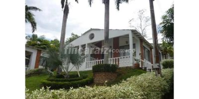 Casa en condominio arcosanty melgar, lote de 478 metros y construidos ciento veinte siete metros. Sala comedor independientes, cocina integral, zona de ropas, 3 alcobas y 2 baños, BBQ, patio, vigilancia veinticuatro horas, zonas verdes. La casa se encuentra al frente de la piscina del conjunto y cancha múltiple.