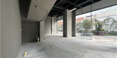 Local comercial en edificio con 80 apartamentos. tiene un área de 86 metros. Cuenta con red de gas, ubicado cerca a la estación Bicentenario del Tranvía. 

Se puede rentar o vender  también divido en dos locales, uno de 46mts y el otro de 40 metros, para más información comunicarse al 3165236636 asesor comercial Juan David Montoya. 
