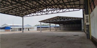 Excelente lote industrial en arriendo compactado y con cerramiento, su área total corresponde a 6.000 m2, los cuales están conformados por 80 m2 de área de oficinas, con baterías de baños, cuenta con un área de bodega de 1.000 m2 en 2 naves, sus pisos son de alta resistencia, cuenta con energía trifásica, monofásica y servicio de agua.
