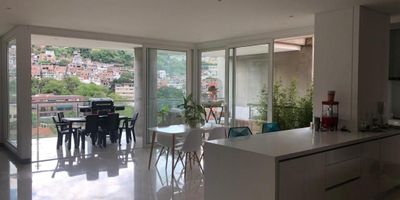 Vendo apartamento con muy buena ubicación , maravillosa vista al rio, totalmente moderno en sus acabados 
y de muy buenos espacios.