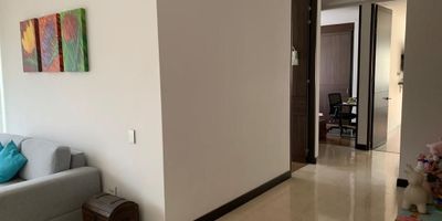 VENDO  APARTAMENTO MODERNO, CON PISOS EN MÁRMOL, MUY BUENOS ACABADOS, balcon amplio con BBQ, vista lateral hacia montaña, 
cocina italiana, cuarto de servicio, sal comedor , estudio y tres habitaciones con baño interno, baño social
dos parqueaderos independientes, muy buenas Zonas sociales 
INFO. ADRIANA A