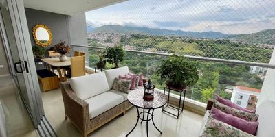 Apartamento hermoso en el Edificio Solevante, Pisos de mármol, clima privilegiado, apto muy iluminado ( nunca sol de tarde), Ubicación estratégica frente al zoológico. Habitación principal con walking closet y baño con lavamanos doble, 2 habitaciones auxiliares cada una con baño, Estudio/oficina y estar de tv independientes, Cocina integral con barra, cuarto de ropas y cuarto de servicio con baño, Todas los espacios de la casa tienen buena vista. Balcón amplio, 2 closet de linos.
Sala comedor amplias con baño social. Conjunto exclusivo con piscina de adultos y niños climatizada, gimnasio, turco, sauna, salón social grande, senderos, parque de niños y de mascotas, 3 parquederos y 1 depósito, 2 ascensores por torre. mas información con adriana Abadia cel: 304 5470958