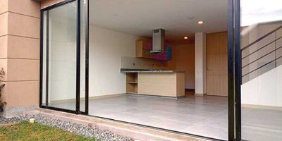 Codigo 24075. Casa en venta ubicada en El Retiro sector CircunvalarCasa en unidad cerrada, nueva en dos niveles con diseño arquitectónico moderno, funcional e iluminada, con zona verde privada Deck, sitio campestre, arborizado, tranquilo, sector en expansión y desarrollo de alta valorización, excelente vecindario.Vías de acceso como: Principal hacia El Retiro, Rionegro, La Ceja y a 30 minutos de Medellín.Cerca a todo: Bancos, Clínicas, Iglesias, Colegios, Restaurantes, Supermercados, Tiendas de Abastecimiento, Malls y Centros comerciales.Descripción general: 3 habitaciones, 1 vestier, 2 closet, 3 baños, Salon - comedor, Cocina abierta integral, Biblioteca o estudio, Zona de ropas, Balcón, Terraza, Parqueadero doble paralelo, Cuarto útil, Red de gas y Servicios públicos.La unidad cuenta con Portería 24 horas, Parque infantil, Gimnasio, Salón social, Turco, Jacuzzi, Zonas verdes y Parqueadero de visitantes.