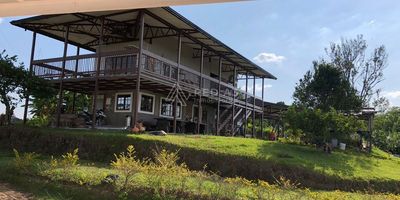 Esta propiedad de estilo paisa, de 200 metros cuadrados aproximadamente , en dos niveles con 3 habitaciones, 2 baños, construída en material y estructura metálica, zaguanes en el entorno de cada piso.sobre un lote semiplano de 2.000 metros cuadrados con magnífica vista  de 360 grados hacia Pereira, Valle del Cauca y Manizales, cerca a futuro Conjunto residencial cerrado estrato 5  y a 5 minutos de Pereira, cercano a supermercados , colegios,,grandes superficies, hospitales , muy cerca a la vía Condina,,,