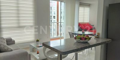 Lindo apartamento en sexto piso con ascensor. Cuenta con 2 habitaciones, 1 estudio, 2 baños, zona de oficios, cocina integral con barra, sala-comedor con balcón con bonita vista a un gran árbol. Parqueadero propio. El conjunto tiene amplias y muy cuidadas zonas verdes, además cuenta con piscina, juegos infantiles y cancha múltiple El apartamento se entrega con todos los Black-out instalados.