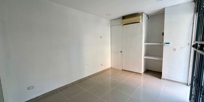 Local en arriendo cerca a supermercados, restaurantes, parques, centros comerciales, vias principales, rutas de transporte publico y servicios complementarios. Piso en baldosa, 1 espacio, baño privado, techo cielo raso, divisiones en concreto, energia basica y vitrina. Cuenta con baños comunales. *Inmuebles sujetos a verificación de disponibilidad.*