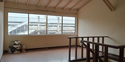 Apartamento exterior independiente en arriendo cerca a parques, supermercados, restaurantes, vias principales, rutas de transporte publico y servicios complementarios. Piso en baldosa, sala comedor, 2 alcobas, baño, cocina sencilla cerrada, y zona de ropa. *Inmuebles sujetos a verificación de disponibilidad.*