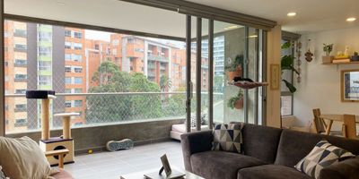 Apartamento en arriendo en unidad cerrada cerca a colegios, sobre via principal, sector de gran desarrollo urbanistico y cercano a servicios complementarios como colegios, supermercados, centros comerciales y rutas de transporte publico. Piso en ceramica y madera, sala comedor, 2 alcobas con baño en la principal, cocina integral abierta tipo americano, balcon y parqueaderos lineales cubiertos. Piscina, gym, salon social, placa polideportiva, parques infantiles, zonas verdes, vigilancia 24 horas, citofonia y circuito cerrado de tv. *Inmuebles sujetos a verificación de disponibilidad.*