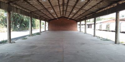 Bodega en arriendo independiente cerca a vias principales, estacion de metro, centros comerciales, supermercados, rutas de transporte publico y servicios complementarios. Piso en mortero, 10 espacios, baños, piso reforzado de 10 toneladas, energia trifasica, KVA 50, transformador, altura interna de 4m y parqueaderos paralelos. Cuenta con vigilancia 24 hrs, bahia de parqueo. *Inmuebles sujetos a verificación de disponibilidad.*