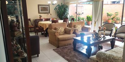 Apartamento en arriendo en unidad cerrada cerca a supermercados, colegios, vias principales, rutas de transporte publico y servicios complementarios. Piso en ceramica y madera, sala comedor, estudio, 3 alcobas con baño en la principal, cocina integral abierta, terraza y parqueaderos lineales cubiertos. Conjunto cerrado con ascensor, piscina, gimnasio, salon social, parques infantiles, vigilancia 24 hrs, y circuito cerrado de tv. *Inmuebles sujetos a verificación de disponibilidad.*