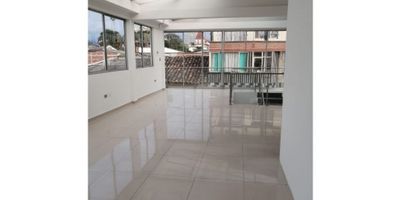 Te presentamos una excelente oportunidad de alquiler en la ciudad de Manizales, ubicada en el departamento de Caldas. Este local tiene una ubicación estratégica en una zona residencial, rodeada de parques y áreas verdes, ideal para atraer clientes potenciales. Con un área de terreno de 60 M2, área construida y privada también de 60 M2, ofrece espacios amplios y cómodos para desarrollar cualquier tipo de negocio.

En su interior, cuenta con una alcoba que puede ser utilizada como oficina o espacio de almacenamiento, además de dos baños que brindan comodidad y privacidad a tus empleados y clientes. También dispone de servicios de agua y electricidad, para un funcionamiento eficiente de tu negocio.

Destacamos sus características internas, como su baño auxiliar y doble ventana que permiten una mejor ventilación y luminosidad en el local. Además, goza de una vista panorámica que te permitirá disfrutar de hermosas vistas mientras trabajas o atiendes a tus clientes.

No dejes pasar la oportunidad de alquilar este atractivo local en una de las ciudades más importantes de Colombia. Su ubicación privilegiada y sus características internas y externas lo convierten en una opción ideal para emprender o expandir tu negocio. ¡No esperes más y contáctanos para más información!
