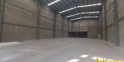 HERENCIA INMOBILIARIA ofrece bodega en unidad cerrada de Rionegro, con un área de 950M2, de los cuales 850M2 son de huella el resto en oficinas, altura libre de 12 metros, capacidad de energía de 75 KVA,