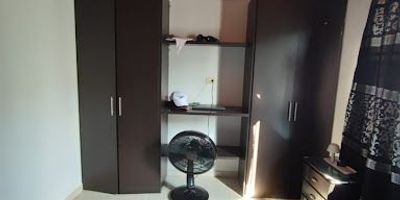 Casa ubicada en calle peatonal, no es conjunto cerrado. Esta casa es de dos niveles, cuenta con una remodelación por lo que pasa a tres niveles siendo está habitación. Es un lugar seguro, tranquilo para nuestros hijos, y con excelentes vecinos. Entre en contacto con nuestros Ejecutivos Comerciales. AGENTE MARCELA BOJACA 