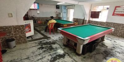 Código: 4111. 1°, 2° y 3° Piso en edificación de 3 pisos. Acceso al inmueble: Directo a la vía y escalas. El 1° piso cuenta con: 2 Alcobas, baño cabinado en vidrio, cubierta, extractor y piso en cerámica. El 2° piso es comercial (billar) y cuenta con: Salón, 1 baño, balcón y piso en cemento liso. El 3° piso cuenta con: 3 Alcobas, baño cabinado en acrílico, cocina sencilla, 1 closet, sala, comedor, balcón, patio y piso en cerámica.