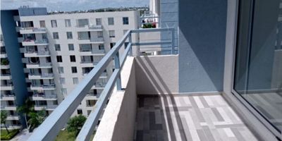 Arriendo de Apartamento Nuevo ubicado en zona de alto crecimiento la Carolina. Consta de Balcon, sala comedor, cocina integral, area de labores, 3 Habitaciones, dos baños y parqueadero comunal. Tiene piso en porcelanato y cielo raso en Drywal.   El conjunto triene ascensor, tanque elevado, salon social, piscina canchas deportivas y parque infantil.  El valor de las expensas de Administracion se encuentran incluidas en el valor del arriendo.

Disponible en Julio de 2025
