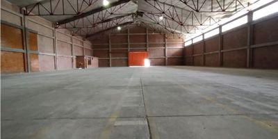 Bodega industrial con un área total construida de 1.200 m2  con área libre de almacenamiento de 1.170 m2, con área de oficinas 30 m2 con un baño, su altura corresponde a  8.50 mts a la cercha y 12.37 mts a la cumbrera, sus pisos de alta resistencia 7 ton/m2, con puerta camión y patio de maniobra.
