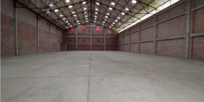 Bodega industrial con un área total construida de 2.360 m2  con área libre de almacenamiento de 2.172 m2, con área de oficinas 188 m2 con 2 baños, su altura corresponde a  8.50 mts a la cercha y 12.37 mts a la cumbrera, sus pisos de alta resistencia 7 ton/m2, con puerta camión y patio de maniobra, 75 KVA.
