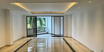 Apartamento en arriendo en unidad cerrada cerca a rutas de transporte publico y entorno tranquilo. Piso en marmol y madera, puerta de seguridad, sala y comedor independiente, estudio, estar de tv, 4 alcobas con baño en cada una, cocina integral cerrada tipo isla, alcoba y baño de servicio, balcon y parqueaderos cubiertos (1 independiente- 2 lineales). Conjunto cerrado con ascensor, piscina, gimnasio, salon social, sauna, turco, parques infantiles, placa polideportiva, cancha de squash, zonas verdes, 24 hrs, citofonia y circuito cerrado de tv. *Inmuebles sujetos a verificación de disponibilidad.*