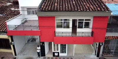 ? MEGA Oportunidad de Inversión en el Centro de Cartago, Valle del Cauca ?️

Te presentamos una excelente propiedad de 240 m² construidos, ubicada estratégicamente en el corazón del municipio de Cartago. Esta casa de dos pisos está diseñada tanto para uso residencial como comercial, ¡ideal para inversionistas que buscan rentabilidad desde el primer día!

? Distribución y características:


 
 Primer piso: Cuenta con dos locales comerciales, cada uno con entrada independiente y medidores de energía separados, lo que facilita su administración y arriendo.
 
 
 Segundo piso: Acondicionado para oficinas o consultorios, lo que lo convierte en una excelente opción para profesionales del sector salud o servicios.
 
 
 Toda la propiedad genera un ingreso mensual aproximado de $4.000.000 COP.
 


? Aspectos técnicos y estructurales:


 
 Construcción 100% en material, con vigas y columnas reforzadas, lo que permite la ampliación hacia un tercer piso si se desea.
 
 
 Red de alcantarillado totalmente nueva en tubería PVC de alta resistencia.
 
 
 Medidores de energía independientes para cada local.
 
 
 Medidor de agua único para toda la propiedad.
 


? Ubicación privilegiada: En pleno centro de Cartago, cerca de vías principales, comercios, bancos, clínicas y transporte público. ¡Un punto estratégico para vivir, trabajar o invertir!



