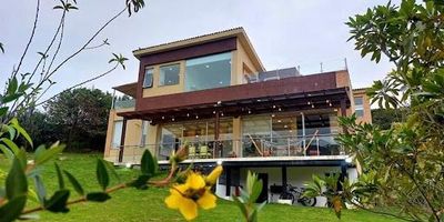 Espectacular casa en conjunto cerrado,con un área terreno de 1518 M,y trescientos cincuenta metros de construida .sala comedor en un ambiente .chimenea gas ,cocina integral tipo americano,zona de ropas,cuatro alcobas con closet y baño privado,estudio, baño social,completo,parqueadero para seis carros,dos porterías, vigilancia veinticuatros horas ,cancha de tennis, cancha multiple,salon social, BBQ,gimnasio,Senderos,y bosque nativo