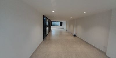 Se arrienda o vende cómodo y amplio local comercial en el municipio de la Ceja, con un área total  de 118 metros cuadrados, 1 baño. Lugar seguro y tranquilo, ubicado en sector de alta valorización. Ideal para tu negocio.