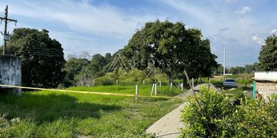 Lote campestre en venta ubicado en parcelación a 10 minutos del municipio de Alcalá en el Valle del Cauca, en la vía nacional que conecta Alcalá con Quimbaya. Con una distancia  aproximada de una hora y media  a la ciudad de Pereira, a 15 minutos de Quimbaya,  35 minutos de Panaca y 45 del Parque del Café del Municipio el Quindio en el Eje Cafetero. 


Lote tiene un área de 3.827 m², topografía de terreno parte plana y parte inclinada tiene toda la infraestructura de servicios públicos. Entre los atractivos y características su zona campestre y sus extensas áreas verdes. Esta última, con un tamaño perfecto para construir el hogar de sus sueños. Es el lugar ideal para emprender un nuevo proyecto o incluso para retirarse y disfrutar la tranquilidad del campo.