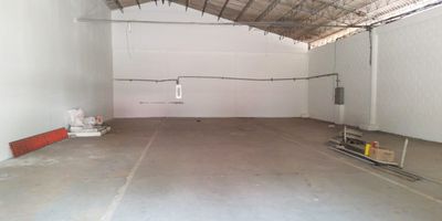 Bodega en arriendo independiente cerca a vias principales, estacion de metro, centros comerciales, supermercados, rutas de transporte publico y servicios complementarios. Piso en mortero, 1 espacio, piso reforzado de 5 toneladas, energia trifasica, KVA 10, transformador, puerta camion de 5x4m, altura interna de 6.50m, y parqueaderos paralelos. Cuenta con bahia de parqueo. *Inmuebles sujetos a verificación de disponibilidad.*