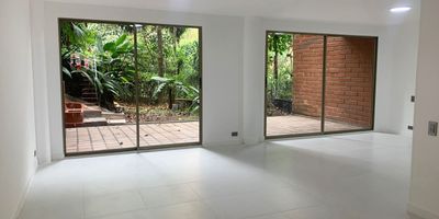 Casa en arriendo en unidad cerrada con fácil acceso desde la av principal. Cercano a servicios complementarios de centros comerciales. Piso en porcelanato, dos niveles, sala comedor, estudio, 3 alcobas con baño en la principal, cocina integral cerrada, alcoba y baño de servicio, balcon y parqueaderos cubiertos. Piscina, gym, salon social, sauna, parque infantil, placa polideportiva, zonas verdes, vigilancia 24 horas, citofonia y circuito cerrado de tv. *Inmuebles sujetos a verificación de disponibilidad.*