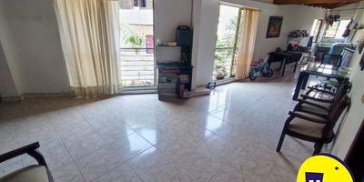 Este acogedor apartamento ubicado en el municipio de Envigado cuenta con un área de 79 metros cuadrados, gracias a su excelente ubicación tendrás tendrás cerca a variedad de rutas de transporte publico cercanos, que te conectará con las estaciones del metro, polideportivos, Centros comércielas como Mayorca.
Cuenta con 3 alcobas, 2 baños, sala- comedor amplia, red de gas, cocina sencilla, zona de ropas, piso en cerámica.
Anímate, ¡¡Agenda tù cita ya!!