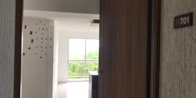 Hermoso  Apartamente en Reservas de agua bonita con vista panorámica y balcón, consta de sala comedor, tres habitaciones con puerta y un closet, cocina integral con gas domiciliario, dos baños, zona de ropas, sin parqueadero, estrato 2.
