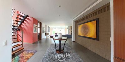 [VEN] ID HOUM: 126591

En Houm te ayudamos de forma fácil y segura. Los beneficios de comprar con nosotros:
    • Te ayudamos a conseguir financiamiento a través de una asesoría personalizada
    • Mediación y seguimiento de todo el proceso
    • Ponemos a tu disposición profesionales en notariado, registro y asesoría jurídica
¡Solo te preocupas de las firmas!

Casa en venta, ubicada en el barrio Guaymaral, con una superficie construida de 415.00 m² y superficie total de 600.00 m². 

Sus principales características son:

    • 4 dormitorios
    • 6 baños
    • 1 medio baño
    • Admite mascotas
    • 4 parqueaderos
    • Cocina tipo americana
    • Año de construcción: 2008
    • Cuarto de lavado
    • Bodega
            
Además, el inmueble cuenta con las siguientes amenidades:

    • Salón de eventos
    • Vigilancia 24 hrs
    • Gimnasio
    • Zona de asadores

Si compras con nosotros, te brindamos asesoría personalizada durante todo el proceso.
¡Comienza una nueva etapa con Houm! Compra fácil, rápido y seguro.