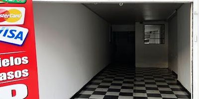 Excelente local comercial ubicado en un primer piso, totalmente independiente y de 40mtrs. Consta de 1 salón, 2 baños y 1 zona para adaptación de cocina. Servicios públicos de luz y gas independientes y acueducto compartido con otro local. Sobre la Avenida 1 de mayo, a 5 minutos de la estación de Transmilenio Restrepo y al frente de la Universidad Antonio Nariño Sede Sur.   