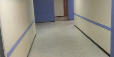 Casa de dos niveles de 10 de frente por 30 de fondo , consta de  1er piso de 9 consultorios, 6 baños 2 para discapacitados y 4 en los consultorios  recepción y espacio libre para zona de espera.    2 do piso 8 consultorios y 3 baños.