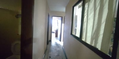 Amplia casa en venta en Barranquilla, ubicada en el consolidado Barrio Paraíso, Atlántico. Este inmueble ofrece 245 m² construidos, distribuidos en 4 habitaciones y 4 baños, siendo ideal para una familia. Dispone de 3 parqueaderos y se entrega amoblada, facilitando su ocupación inmediata. La casa cuenta con un amplio patio y acabados como cranito vaciado y mármol. Además, para su comodidad y seguridad, la propiedad incluye vigilancia y acceso a un gimnasio. Una excelente opción residencial en Barranquilla. Para más información o para coordinar una visita, contáctenos por WhatsApp, quiero que me contacten o consulte nuestros teléfonos.