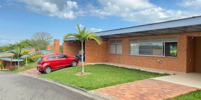 Casa campestre en Venta en Pueblito Cafetero de Pereira. Cuenta con un área de 252m2 construidos y 2797m2 de lote, 3 habitaciones, 5 baños, parqueaderos cubiertos: 2, parqueaderos descubiertos: 2, Cocina Integral, Sala-Comedor, Gas Domiciliario, Calentador a Gas, Zona de Ropas, Habitación del Servicio, Terraza, Patio, Cuarto Útil, Estudio, Conjunto Cerrado, Vigilancia, Parqueadero Visitantes, Jardines, Zona BBQ, Antejardín.