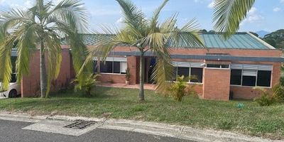 Casa en Venta en Pueblito Cafetero de Pereira. Cuenta con un área de 322m2 construidos y 5732m2 de lote con su propio bosque, 3 habitaciones, 4 baños, parqueaderos cubiertos: 2, parqueaderos descubiertos: 2, Cocina abierta con Isla, Sala-Comedor, Gas Domiciliario, Calentador a Gas, Zona de Ropas, Habitación del Servicio con baño, Terraza, Patio, Piscina, Cuarto Útil, Estudio, Conjunto Cerrado, Vigilancia y Antejardín.

